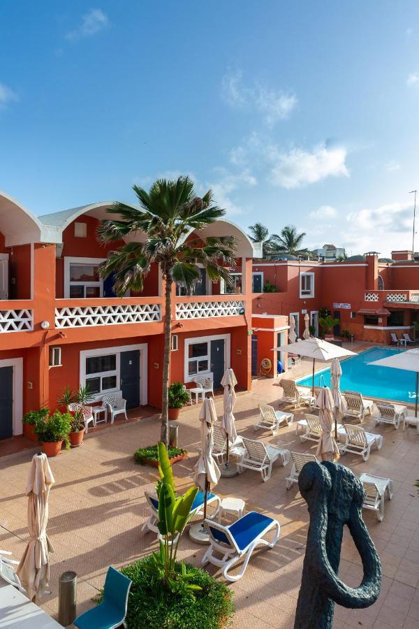 Hotel La Madrague Дакар Экстерьер фото