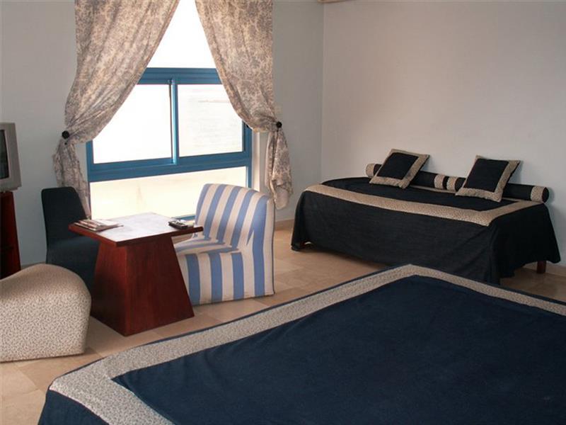 Hotel La Madrague Дакар Экстерьер фото
